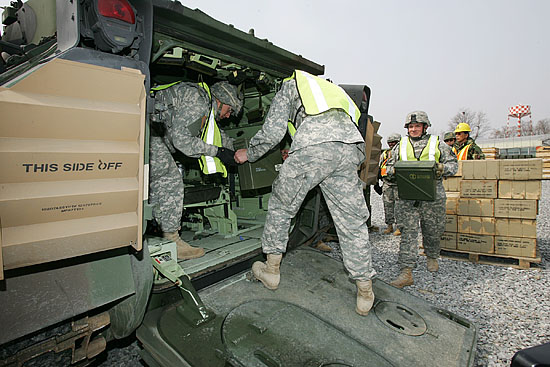 브래들리 전차에 화약을 싣고 있다. [사진-통일뉴스 김주영 기자]