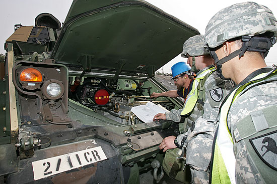 브래들리 전차 내부를 점검하고 있다. [사진-통일뉴스 김주영 기자]