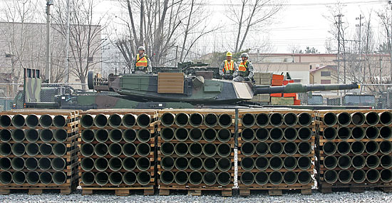 각 종 탄약을 신속히 수송하는 미 제6병기대대 M1A1 전차 앞으로 포탄이 적재되어 있다.