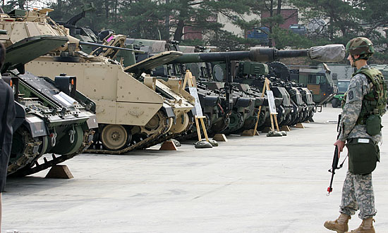 각 종 전차 앞에 미군병사가 무장을 한 채 서성이고 있다. [사진-통일뉴스 김주영 기자]