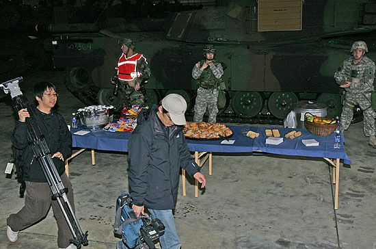 '취재지원용 미군용 간식?'. 한미연합사가 캠프 캐롤의 전쟁물자이동 훈련모습을 공개한 가운데 취재진에게 빵과 미제과자 등을 마련해 놓았다. [사진-통일뉴스 김주영 기자]