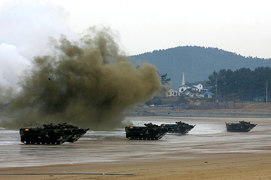 29일 오전 충남 태안 만리포해수욕장에서 한미연합상륙연습이 진행된 가운데 수륙장갑차가 연막탄을 터트리며 해안으로 상륙하고 있다.[사진-통일뉴스 김주영 기자]