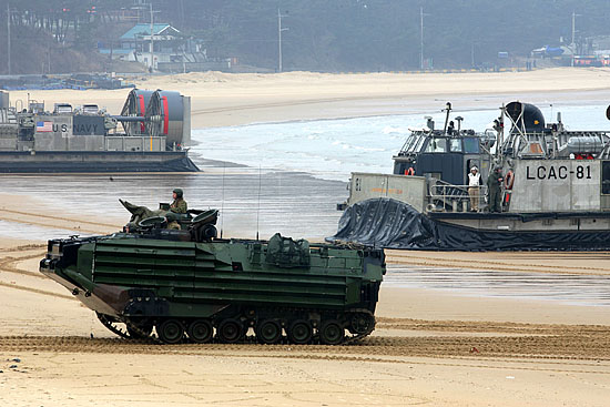 미 행병대 소속 수륙장갑차와  미 상륙정 LCAC이 해안으로 상륙하고 있다. [사진-통일뉴스 김주영 기자]