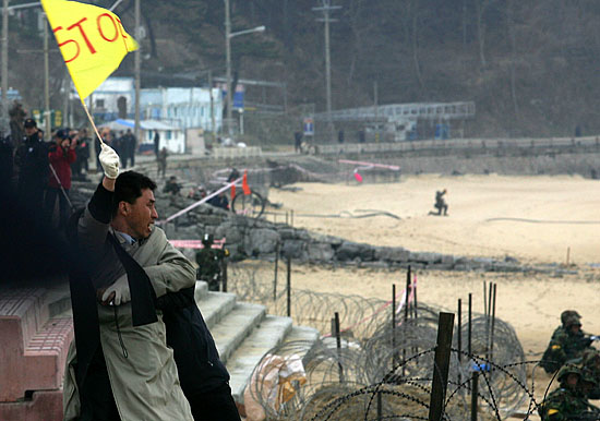 상륙전이 전개되자 시민단체 회원이 해안가에 뛰어들고 'RSOI반대'를 위치고 있다. [사진-통일뉴스 김주영 기자]