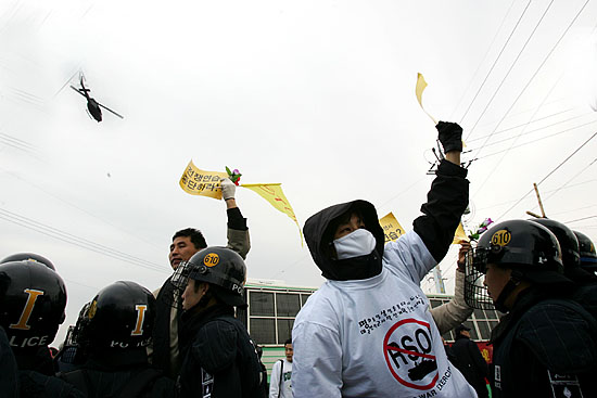 육지로 올라와 훈련을 전개하는 미 해병대 소속 수륙장갑차를 향해 시민단체 회원들이 항의구호를 외치고 있다. [사진-통일뉴스 김주영 기자]