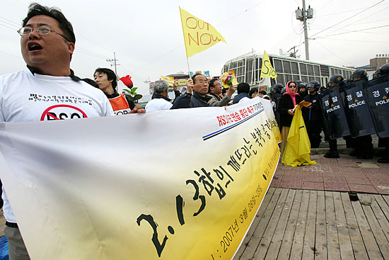 상륙한 장갑차 바로 앞에 현수막을 펼쳐든 시위대가 훈련중인 장갑차를 향해 함성을 지르고 있다.[사진-통일뉴스 김주영 기자]