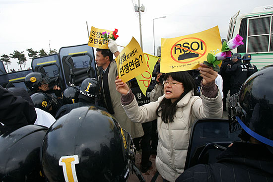 상륙한 장갑차 인근으로 다가간 시위대를 경찰이 둘러싸고 있다. [사진-통일뉴스 김주영 기자]