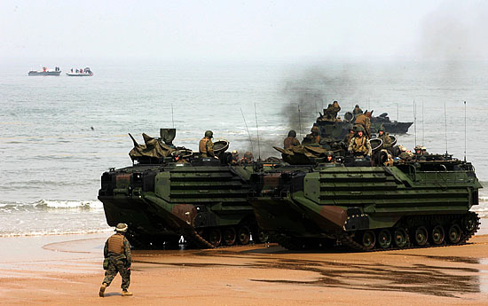 이날 미 해병대 장갑차 2대가 고장나 시커먼 연기를 내뿜고 있다. 고장난 장갑차는 다른 장갑차에 의해 인양됐다.[사진-통일뉴스 김주영 기자]