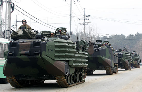상륙한 미 해병대 소속 장갑차들이 오후 2시 30분경 훈련을 마치고 시내를 통해 다시 해안가로 향하고 있다.[사진-통일뉴스 김주영 기자]