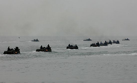 훈련을 마치고 돌아가고 있는 수륙장갑차. [사진-통일뉴스 김주영 기자]