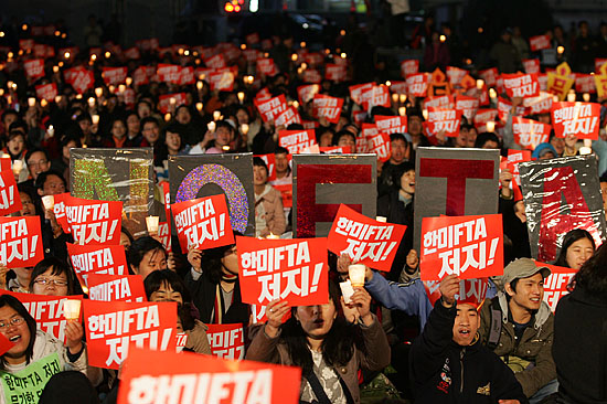 시청 앞 광장을 메운 '한미FTA저지'붉은 피켓. [사진-통일뉴스 김주영 기자]