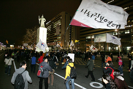 촛불문화제를 마친 참가자들이 광화문 미대사관 앞 세종로를 달려나가고 있다. [사진-통일뉴스 김주영 기자]