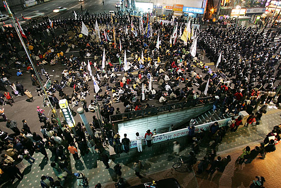 청와대를 코 앞에 둔 사직로 경북궁역 앞에 집결한 참가자들이 연좌농성을 자정무렵까지 진행했다. [사진-통일뉴스 김주영 기자]