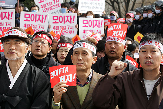 2일 새벽 한미FTA타결설이 흘러나오는 가운데 1일 오후 2시 협상장인 하얏트호텔 앞에서 '한미FTA저지범국본'소속 회원들이 기자회견을 갖고 협상중단을 촉구했다. [사진-통일뉴스 김주영 기자]