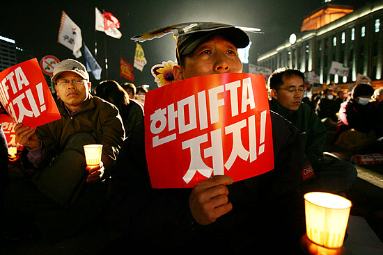 오후 7시 30분경 시청 앞 광장에서 '한미FTA저지범국민촛불문화제'가 열린 가운데 참가자들이 허씨의 분신소식에 비통한 표정이다. [사진-통일뉴스 김주영 기자]