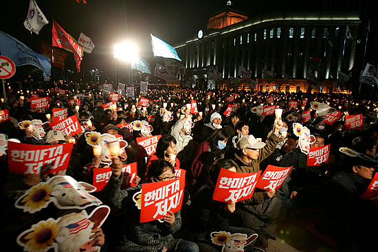 시청 앞 광장에 모인 3000여명의 촛불문화제 참가자들. [사진-통일뉴스 김주영 기자]