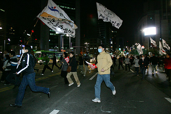 오후 9시 10분경 시청 앞 광장에서 을지로로 뛰어나온 참가자들이 청와대를 향하고 있다. [사진-통일뉴스 김주영 기자]