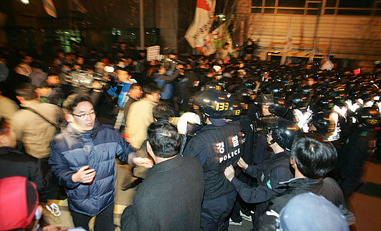 세종로로 들어온 시위대가 경찰과 몸싸움을 벌이고 있다. [사진-통일뉴스 김주영 기자]