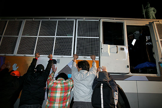 세종로 이순신장군 동상 앞 경찰저지선에 막힌 시위대가 경찰차량을 밀어 넘기기를 시도하고 있다. [사진-통일뉴스 김주영 기자]