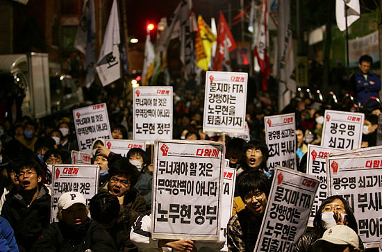 오후 11시 50분경, 청와대 인근 신교동에 집결한 시위대가 연좌농성을 벌이고 있다.[사진-통일뉴스 김주영 기자]