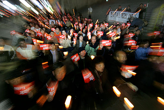 '한미FTA저지범국민운동본부'(공동대표 오종렬) 소속 단체회원들이 '한미FTA협상 무효'를 촉구하며 매일 오후 7시 세종문화회관 앞에서 촛불문화제를 진행하고 있는 가운데 4일 오후 7시 30분경 200여명이 참가한 가운데 어김없이 촛불이 타올랐다.  [사진-통일뉴스 김주영 기자]