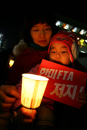 쌀쌀한 날씨지만 아이와 함께 나온 가족단위의 참석자도 눈에 띄는 모습이다. [사진-통일뉴스 김주영 기자]