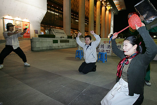 이날 촛불문화제에는 가극단 '미래'가 공연을 선보이기도 했다. [사진-통일뉴스 김주영 기자]
