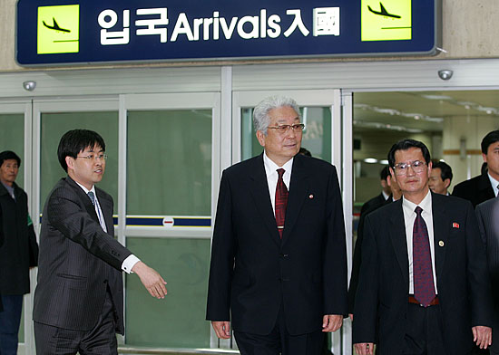 장웅 국제태권도연맹 총재(가운데)와 황봉영 조선태권도위원회 위원장(맨 오른쪽)이 김포공항 입국장에 들어서고 있다. [사진-통일뉴스 김주영 기자]