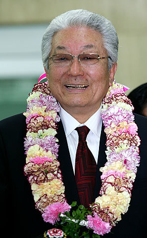 '활짝 웃는 장 총재'. 화동에게 꽃다발을 받은 장웅 총재가 환하게 미소짓고 있다. [사진-통일뉴스 김주영 기자]