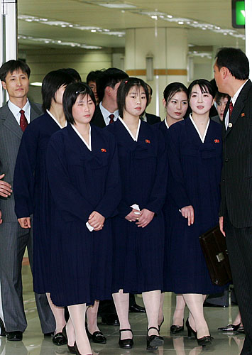 '여성 시범단 입장'. 북측 여성태권도시범단이 김포공항 입국장으로 들어서고 있다.시범단의 흰 피부가 눈에 띈다.