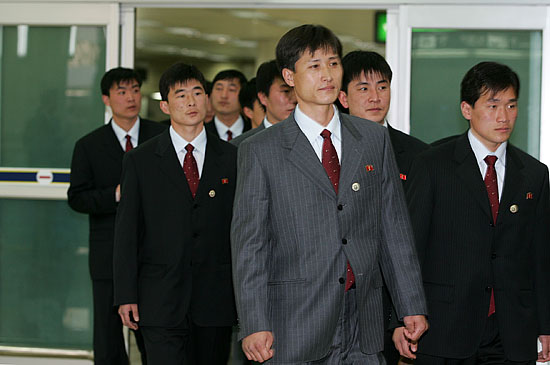 '남성 시범단 입장'. [사진-통일뉴스 김주영 기자]