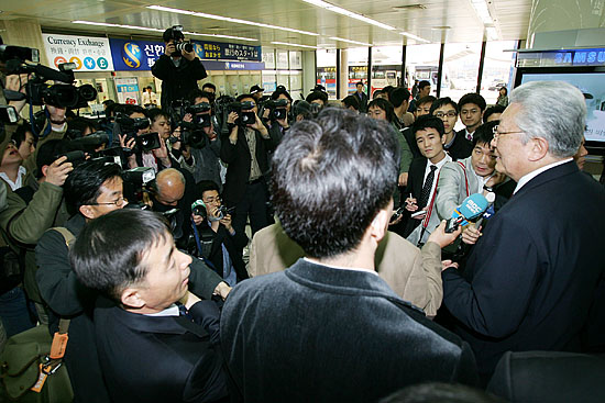 장웅 국제태권도연맹 총재가 6일 김포공항을 통해 북측 태권도시범단을 이끌고 입국한 가운데 장 총재가 몰려든 취재진과 인터뷰를 하고 있다. [사진-통일뉴스 김주영 기자]