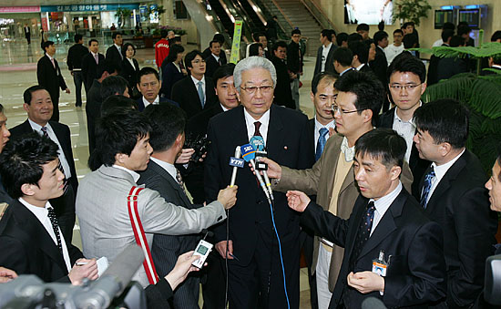 '인터뷰하는 장 총재'. 장 총재는 7일 춘천에서 기자회견을 갖고 2014년 평창동계올림픽 유치 지지의사를 밝힐 것으로 알려졌다.[사진-통일뉴스 김주영 기자]