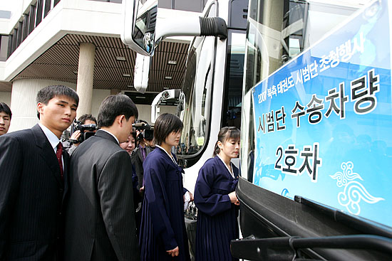 공항을 빠져나온 북측 태권도시범단이 다음 일정을 위해 차량에 탑승하고 있다. 시범단은 7일 춘천호반체육관과 8일 서울 워커힐 호텔에서 시범을 갖는다. [사진-통일뉴스 김주영 기자]