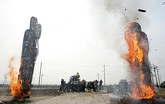 7일 오후 평택 대추리.도두리 황새울 들녘의 상징이 되어온 문무인상(최평곤 작)이 불태워 졌다. [사진-통일뉴스 김주영 기자]