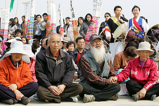 문무인상이 태워지는 동안 서로를 위로하는 주민들. [사진-통일뉴스 김주영 기자]