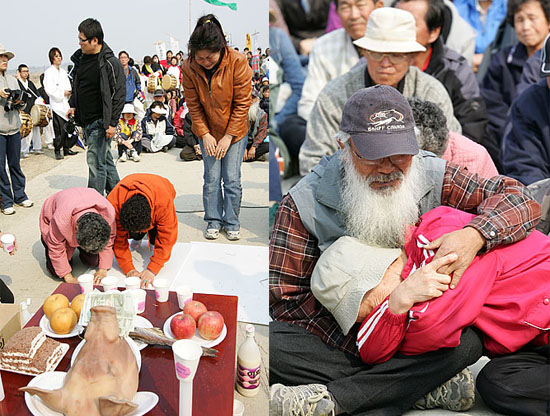 안녕을 기원하는 고사 도중 주민들이 울음을 터트리고 있다.  [사진-통일뉴스 김주영 기자]