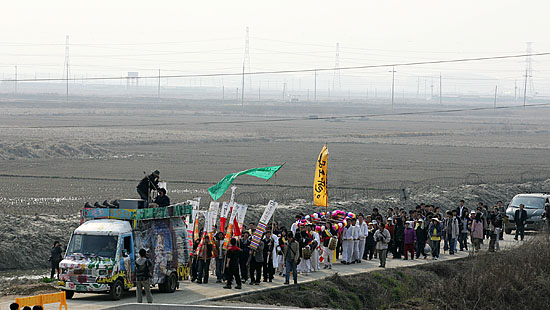 주민들과 지킴이들이 '마지막으로' 황새울 들녘을 가로질러 마을로 들어서고 있다. [사진-통일뉴스 김주영 기자]