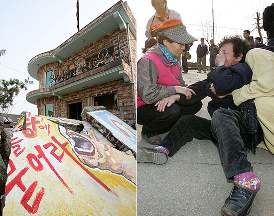 마을로 향하던 주민이 평화공원 앞에서 끝내 오열하며 주저앉고 말았다(오른쪽).[사진-통일뉴스 김주영 기자]