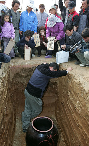 주민들의 애장품을 대추분교 운동장에 묻던 신종원 대추리 이장이 울음을 터트리고 있다.  [사진-통일뉴스 김주영 기자]
