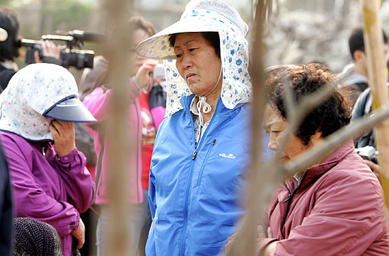 매향제를 마치고 대추리를 떠날 준비를 하는 주민들의 표정이 어둡기만 하다. [사진-통일뉴스 김주영 기자]