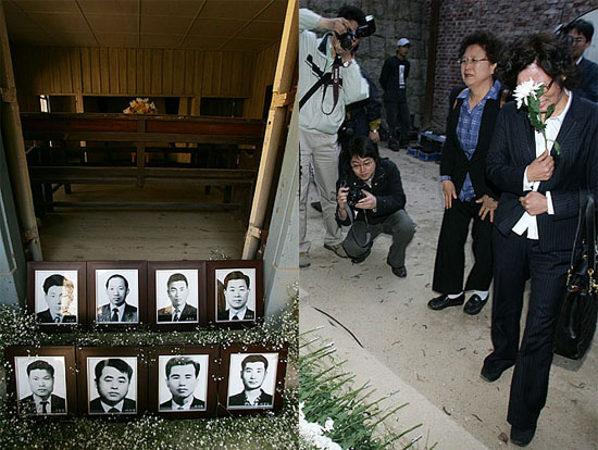 9일 오후 3시 서울 서대문 형무소 잔디광장에서 '인혁당재건위사건 민주열사 32주기 추모제'가 열린 가운데 故 이수병 선생의 부인 이정숙 여사가 서대문형무소 사형장 앞 고인들의 영정사진(왼쪽 사진) 앞에서 