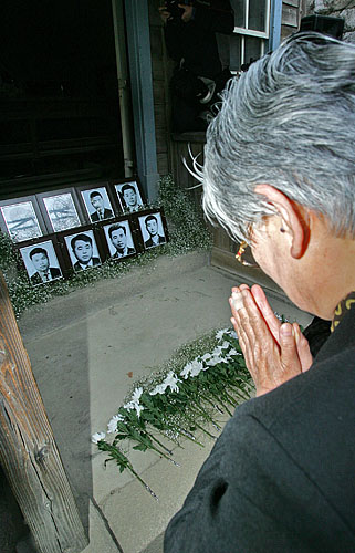 '인혁당재건위'사건으로 사형당한 故 도예종 선생의 부인 신동숙 여사가 형장 앞에서 기도를 올리고 있다. [사진-통일뉴스 김주영 기자]