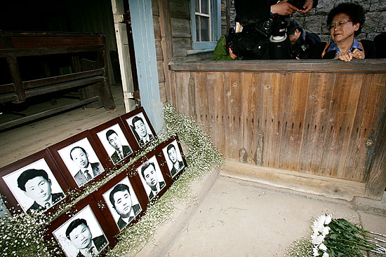 故 우홍선 선생의 부인 강순희 여사가 고인들의 영정을 바라보고 있다. [사진-통일뉴스 김주영 기자]