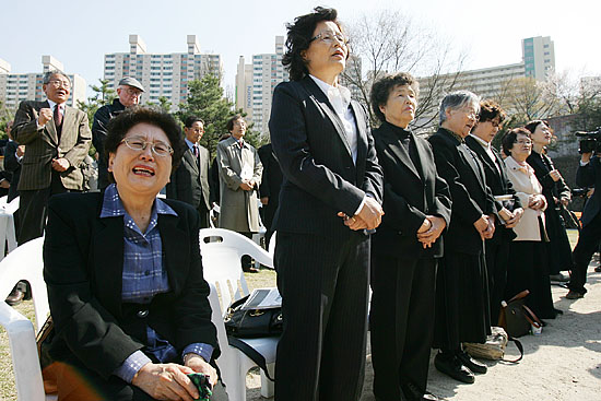 '오열하는 유가족'. 헌화에 앞서 열린 '인혁당재건위 민주열사 32주기 추모제'에 참석한 유가족들이 오열하고 있다.
