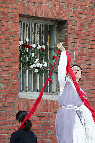 이날 추모제에 당시 사건을 형상화한 민족춤패 '출'의 공연이 이어졌다. [사진-통일뉴스 김주영 기자]