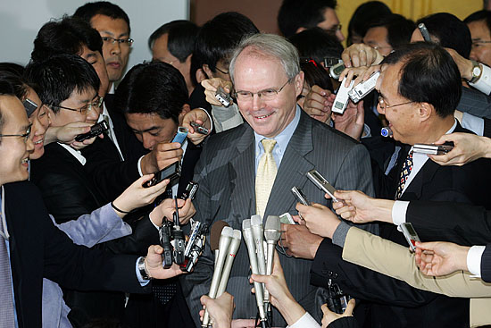 11일 송민순 외교통상부 장관과 면담을 마친 힐 차관보가 외교통상부 2층 로비에서 기자들에 둘러싸인 채 질문공세에 응하고 있다. [사진-통일뉴스 김주영 기자]