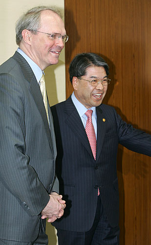 11일 오후 송민순 외교통상부 장관을 접견한 힐 차관보가 이재정 통일부 장관과 만났다. [사진-통일뉴스 김주영 기자]