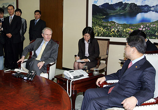 대화 나누는 힐 차관보와 이재정 통일부 장관.[사진-통일뉴스 김주영 기자]