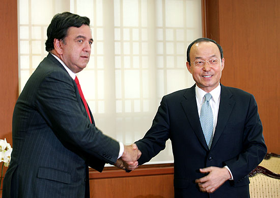 11일 오후 3시 30분경, 북한을 방문하고 돌아온 빌 리처드슨 미 뉴멕시코주지사가 외교통상부 청사를 찾아 송민순 외교통상부 장관을 면담했다. [사진-통일뉴스 김주영 기자]